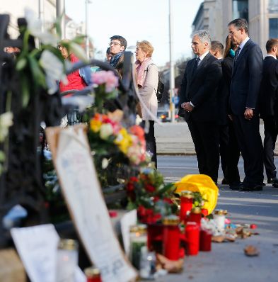 Am 16. November 2015 nahm Bundeskanzler Werner Faymann (2.v.r.) gemeinsam mit dem französischen Botschafter Pascal Teixeira da Silva (r.) vor der französischen Botschaft in Wien an der Veranstaltung zum Gedenken an die Opfer der Anschläge in Paris teil.