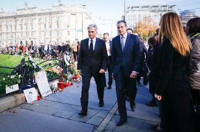 Am 16. November 2015 nahm Bundeskanzler Werner Faymann (l.) gemeinsam mit dem französischen Botschafter Pascal Teixeira da Silva (r.) vor der französischen Botschaft in Wien an der Veranstaltung zum Gedenken an die Opfer der Anschläge in Paris teil.
