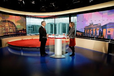 Am 19. November 2015 gab Bundeskanzler Werner Faymann (l.) im Rahmen seines Besuchs in Berlin ein Interview beim ARD-Morgenmagazin. Im Bild mit der Moderatorin Christiane Meier (r.).