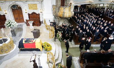 Am 23. November 2015 fand der Staatsakt für den verstorbenen deutschen Altkanzler Helmut Schmidt in Hamburg statt.