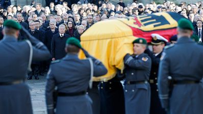 Am 23. November 2015 fand der Staatsakt für den verstorbenen deutschen Altkanzler Helmut Schmidt in Hamburg statt.