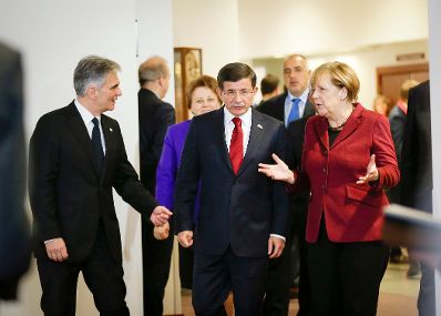 Am 29. November 2015 fand in Brüssel der Sondergipfel der Staats- und Regierungschefs statt. Im Bild Bundeskanzler Werner Faymann (l.) mit der deutschen Bundeskanzlerin Angela Merkel (r.) und dem türkischen Premierminister Ahmet Davutoğlu (m.).