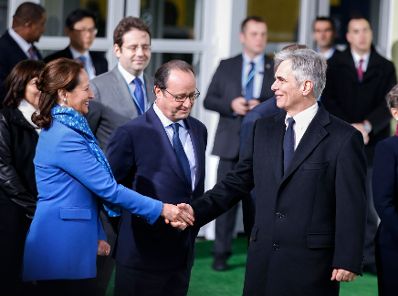 Am 30. November 2015 fand die UN-Klimakonferenz in Paris statt. Im Bild Bundeskanzler Werner Faymann (r.) mit der französischen Umweltministerin Ségolène Royal (l.) und dem französischen Präsidenten François Hollande (m.).