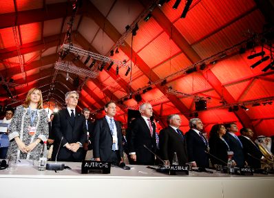 Am 30. November 2015 fand die UN-Klimakonferenz in Paris statt. Im Bild Bundeskanzler Werner Faymann (2.v.l.) beim Gedenken an die Opfer der Attentate vom 13. November in Paris.