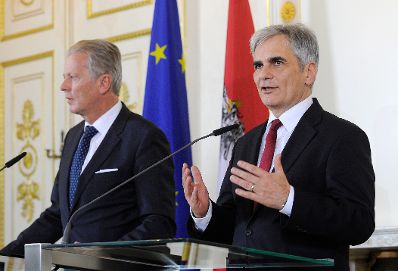 Bundeskanzler Werner Faymann (r.) mit Vizekanzler und Bundesminister Reinhold Mitterlehner (l.) beim Pressefoyer nach dem Ministerrat am 1. Dezember 2015.
