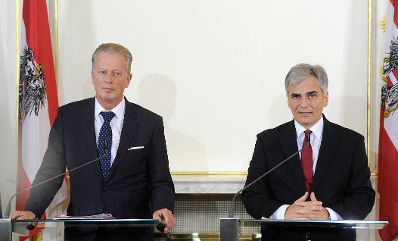 Bundeskanzler Werner Faymann (r.) mit Vizekanzler und Bundesminister Reinhold Mitterlehner (l.) beim Pressefoyer nach dem Ministerrat am 1. Dezember 2015.