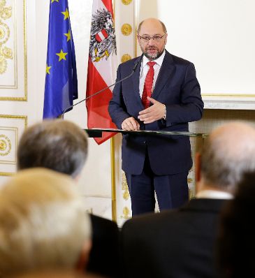 Am 4. Dezember 2015 überreichte Bundeskanzler Werner Faymann das österreichische Ehrenkreuz für Wissenschaft und Kunst an Rudolf Gelbard. Im Bild der EU-Parlamentspräsident Martin Schulz.