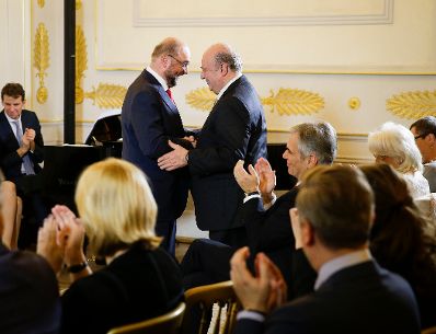 Am 4. Dezember 2015 überreichte Bundeskanzler Werner Faymann das österreichische Ehrenkreuz für Wissenschaft und Kunst an Rudolf Gelbard (r.). Im Bild mit dem EU-Parlamentspräsidenten Martin Schulz (l.).