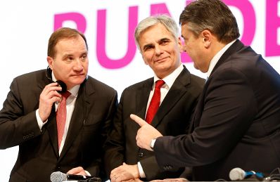 Am 12. Dezember 2015 besuchte Bundeskanzler Werner Faymann (m.) den Bundesparteitag der SPD in Berlin. Im Bild mit dem schwedischen Ministerpräsidenten Stefan Löfven (l.) und dem SPD-Parteivorsitzenden Sigmar Gabriel (r.).