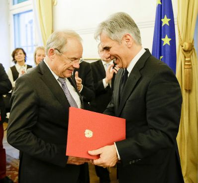 Am 14. Dezember 2015 überreichte Bundeskanzler Werner Faymann (r.) die Urkunde mit der Manfred Matzka (l.) der Berufstitel Professor verliehen wurde.