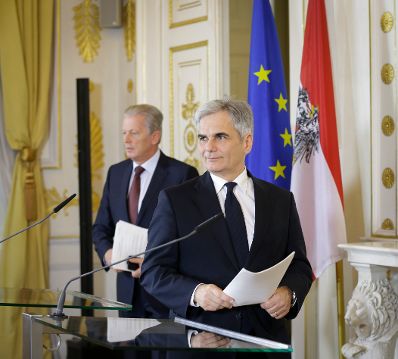 Bundeskanzler Werner Faymann (r.) mit Vizekanzler und Bundesminister Reinhold Mitterlehner (l.) beim Pressefoyer nach dem Ministerrat am 15. Dezember 2015. 