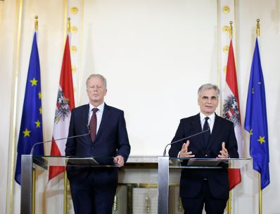 Bundeskanzler Werner Faymann (r.) mit Vizekanzler und Bundesminister Reinhold Mitterlehner (l.) beim Pressefoyer nach dem Ministerrat am 15. Dezember 2015. 