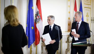 Bundeskanzler Werner Faymann (l.) mit Vizekanzler und Bundesminister Reinhold Mitterlehner (r.) beim Pressefoyer nach dem Ministerrat am 15. Dezember 2015. 