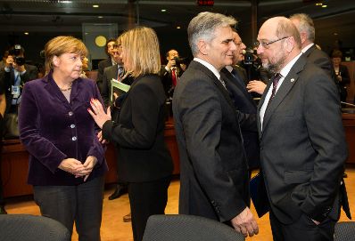 Am 17. Dezember 2015 fand in Brüssel der Europäische Rat der Staats- und Regierungschefs statt. Im Bild (v.l.n.r.) die deutsche Bundeskanzlerin Angela Merkel mit der Hohen Repräsentantin für Außenbeziehungen Federica Mogherini und Bundeskanzler Werner Faymann mit EU-Parlamentspräsident Martin Schulz.