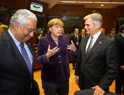Am 17. Dezember 2015 fand in Brüssel der Europäische Rat der Staats- und Regierungschefs statt. Im Bild Bundeskanzler Werner Faymann (r.) mit der deutschen Bundeskanzlerin Angela Merkel (m.) und dem portugiesischen Premierminister António Costa (l.).