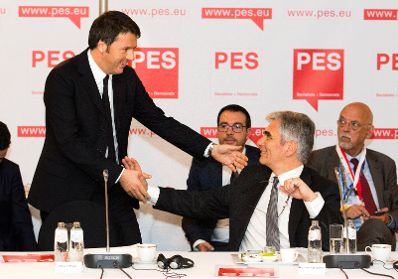Am 17. Dezember 2015 besuchte der Bundeskanzler das PES-Treffen in Brüssel. Im Bild Bundeskanzler Werner Faymann (r.) mit dem italienischen Ministerpräsidenten Matteo Renzi (l.).