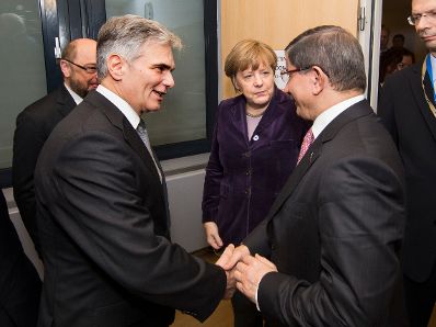 Am 17. Dezember 2015 lud der Bundeskanzler zu einem Vorbereitungstreffen zum EU-Rat in Brüssel. Im Bild Bundeskanzler Werner Faymann (l.) mit dem türkischen Ministerpräsidenten Ahmet Davutoğlu (r.) und der deutschen Bundeskanzlerin Angela Merkel (m.).