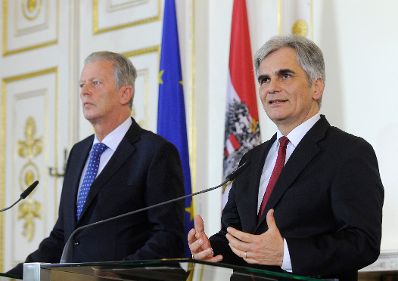 Bundeskanzler Werner Faymann (r.) mit Vizekanzler und Bundesminister Reinhold Mitterlehner (l.) beim Pressefoyer nach dem Ministerrat am 12. Jänner 2016. 