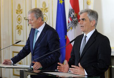 Bundeskanzler Werner Faymann (r.) mit Vizekanzler und Bundesminister Reinhold Mitterlehner (l.) beim Pressefoyer nach dem Ministerrat am 26. Jänner 2016. 