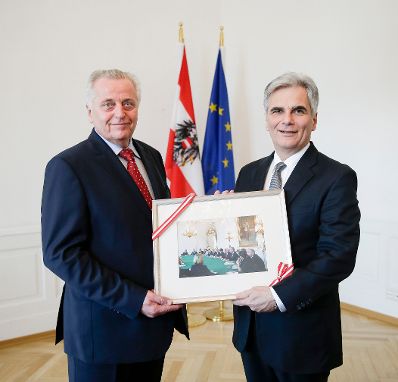 Am 26. Jänner 2016 bedankte sich Bundeskanzler Werner Faymann (r.) bei Sozialminister Rudolf Hundstorfer (l.) für die gute Zusammenarbeit.