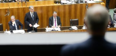 Am 27. Jänner 2016 gab Bundeskanzler Werner Faymann (m.) im Parlament eine Erklärung zur Regierungsumbildung ab. Im Bild mit Vizekanzler und Bundesminister Reinhold Mitterlehner (l.) und Sozialminister Alois Stöger (r.).