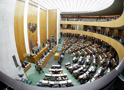 Am 27. Jänner 2016 gab Bundeskanzler Werner Faymann im Parlament eine Erklärung zur Regierungsumbildung ab.