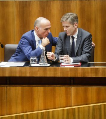 Am 27. Jänner 2016 gab Bundeskanzler Werner Faymann im Parlament eine Erklärung zur Regierungsumbildung ab. Im Bild Verkehrsminister Gerald Klug (l.) mit Kanzleramtsminister Josef Ostermayer (r.).
