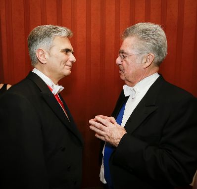 Am 4. Februar 2016 besuchte Bundeskanzler Werner Faymann (l.) den Wiener Opernball. Im Bild mit Bundespräsident Heinz Fischer (r.).