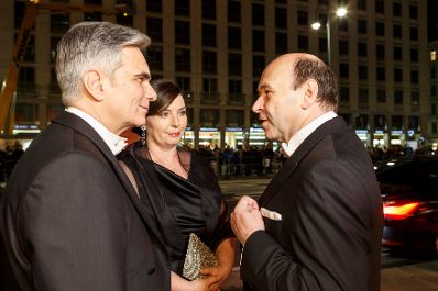 Am 4. Februar 2016 besuchte Bundeskanzler Werner Faymann (l.) mit Ehefrau Martina (m.) den Wiener Opernball. Im Bild mit Staatsoperndirektor Dominique Meyer (r.).