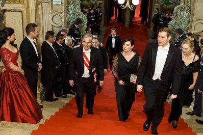 Am 4. Februar 2016 besuchte Bundeskanzler Werner Faymann (l.) mit Ehefrau Martina (m.) den Wiener Opernball.