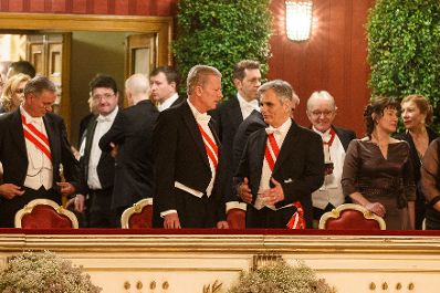 Am 4. Februar 2016 besuchte Bundeskanzler Werner Faymann (m.r.) den Wiener Opernball. Im Bild mit Vizekanzler und Bundesminister Reinhold Mitterlehner (m.l.) in der Loge des Bundespräsidenten.