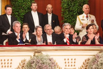 Am 4. Februar 2016 besuchte Bundeskanzler Werner Faymann (m.r.) mit Ehefrau Martina (r.) den Wiener Opernball. Im Bild mit Bundespräsident Heinz Fischer (l.) mit Ehefrau Margot (m.l.) in der Loge des Bundespräsidenten.