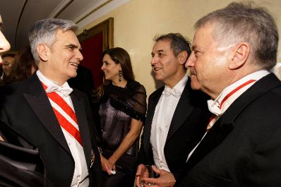 Am 4. Februar 2016 besuchte Bundeskanzler Werner Faymann (l.) den Wiener Opernball. Im Bild mit dem Teamchef der österreichischen Fussballnationalmannschaft Marcel Koller (m.) und ÖFB-Präsident Leopold Windtner (r.).