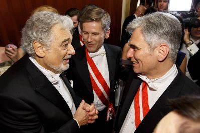 Am 4. Februar 2016 besuchte Bundeskanzler Werner Faymann (r.) den Wiener Opernball. Im Bild mit Kammersänger Plácido Domingo (l.) und Kanzleramtsminister Josef Ostermayer (m.).