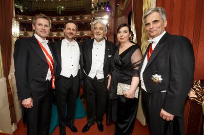 Am 4. Februar 2016 besuchte Bundeskanzler Werner Faymann (r.) mit Ehefrau Martina (m.r.) den Wiener Opernball. Im Bild mit Kanzleramtsminister Josef Ostermayer (l.), Tenor Uwe Buchmann (m.l.) und Kammersänger Plácido Domingo (m.).