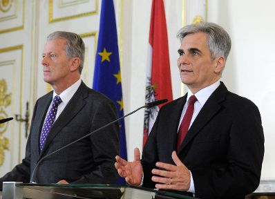 Bundeskanzler Werner Faymann (r.) mit Vizekanzler und Bundesminister Reinhold Mitterlehner (l.) beim Pressefoyer nach dem Ministerrat am 9. Februar 2016.