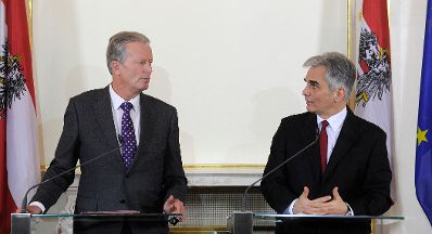 Bundeskanzler Werner Faymann (r.) mit Vizekanzler und Bundesminister Reinhold Mitterlehner (l.) beim Pressefoyer nach dem Ministerrat am 9. Februar 2016.