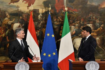 Am 12. Februar 2016 traf Bundeskanzler Werner Faymann (l.) den italienischen Ministerpräsidenten Matteo Renzi (r.) zu einem Arbeitsgespräch in Rom. Im Bild beim anschließenden Pressestatement.