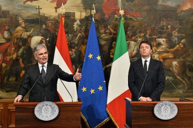 Am 12. Februar 2016 traf Bundeskanzler Werner Faymann (l.) den italienischen Ministerpräsidenten Matteo Renzi (r.) zu einem Arbeitsgespräch in Rom. Im Bild beim anschließenden Pressestatement.