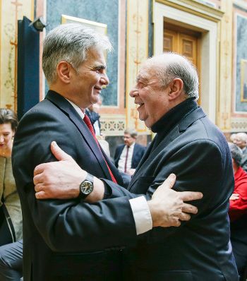 Am 15. Februar 2016 ehrte Bundeskanzler Werner Faymann (l.) gemeinsam mit Parlamentspräsidentin Doris Bures den Zeitzeugen Rudolf Gelbard (r.).