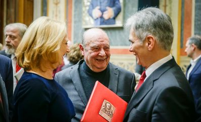 Am 15. Februar 2016 ehrte Bundeskanzler Werner Faymann (r.) gemeinsam mit Parlamentspräsidentin Doris Bures (l.) den Zeitzeugen Rudolf Gelbard (m.).