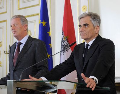 Bundeskanzler Werner Faymann (r.) mit Vizekanzler und Bundesminister Reinhold Mitterlehner (l.) beim Pressefoyer nach dem Ministerrat am 16. Februar 2016.  