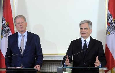 Bundeskanzler Werner Faymann (r.) mit Vizekanzler und Bundesminister Reinhold Mitterlehner (l.) beim Pressefoyer nach dem Ministerrat am 23. Februar 2016.