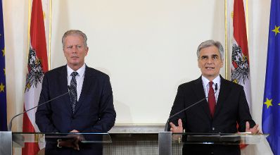 Bundeskanzler Werner Faymann (r.) mit Vizekanzler und Bundesminister Reinhold Mitterlehner (l.) beim Pressefoyer nach dem Ministerrat am 1. März 2016. 