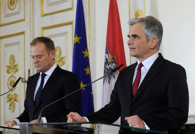 Am 1. März 2016 empfing Bundeskanzler Werner Faymann (r.) den Präsidenten des Europäischen Rates Donald Tusk (l.) zu einem Arbeitsgespräch. Im Bild bei den anschließenden Pressestatements.