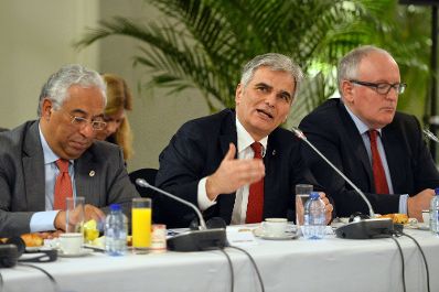 Am 7. März 2016 fand in Brüssel der Sondergipfel der Staats- und Regierungschefs statt. Im Bild Bundeskanzler Werner Faymann (m.) bei der PES-Sitzung.