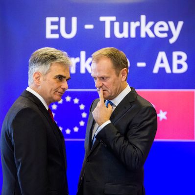 Am 7. März 2016 fand in Brüssel der Sondergipfel der Staats- und Regierungschefs statt. Im Bild Bundeskanzler Werner Faymann (l.) mit dem Präsidenten des Europäischen Rates Donald Tusk (r.)