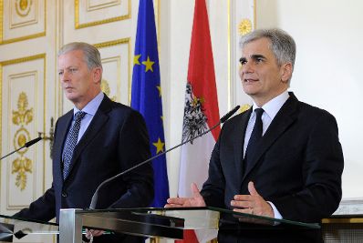 Bundeskanzler Werner Faymann (r.) mit Vizekanzler und Bundesminister Reinhold Mitterlehner (l.) beim Pressefoyer nach dem Ministerrat am 8. März 2016.