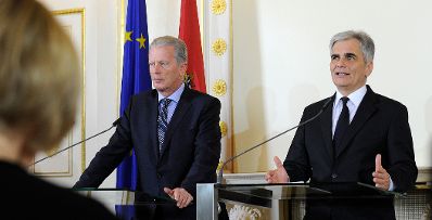 Bundeskanzler Werner Faymann (r.) mit Vizekanzler und Bundesminister Reinhold Mitterlehner (l.) beim Pressefoyer nach dem Ministerrat am 8. März 2016.