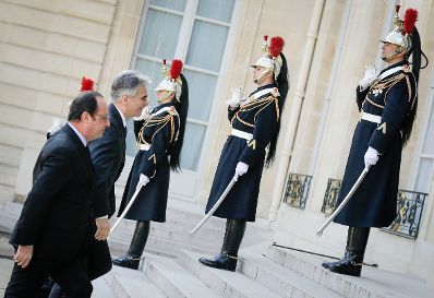 Am 12. März 2016 nahm Bundeskanzler Werner Faymann (r.) an einem Treffen mit dem französischen Staatspräsidenten François Hollande (l.), zur politischen Situation Europas, in Paris teil.